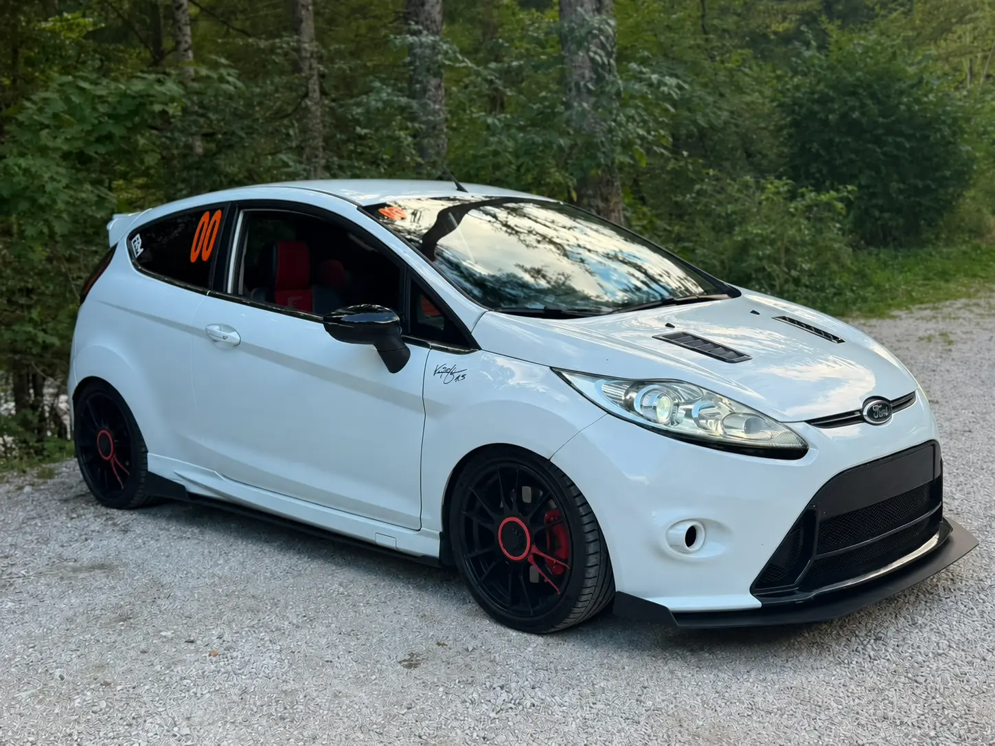 Bela Ford Fiesta ST s celovitim Maxton Design aerodinamičnim paketom