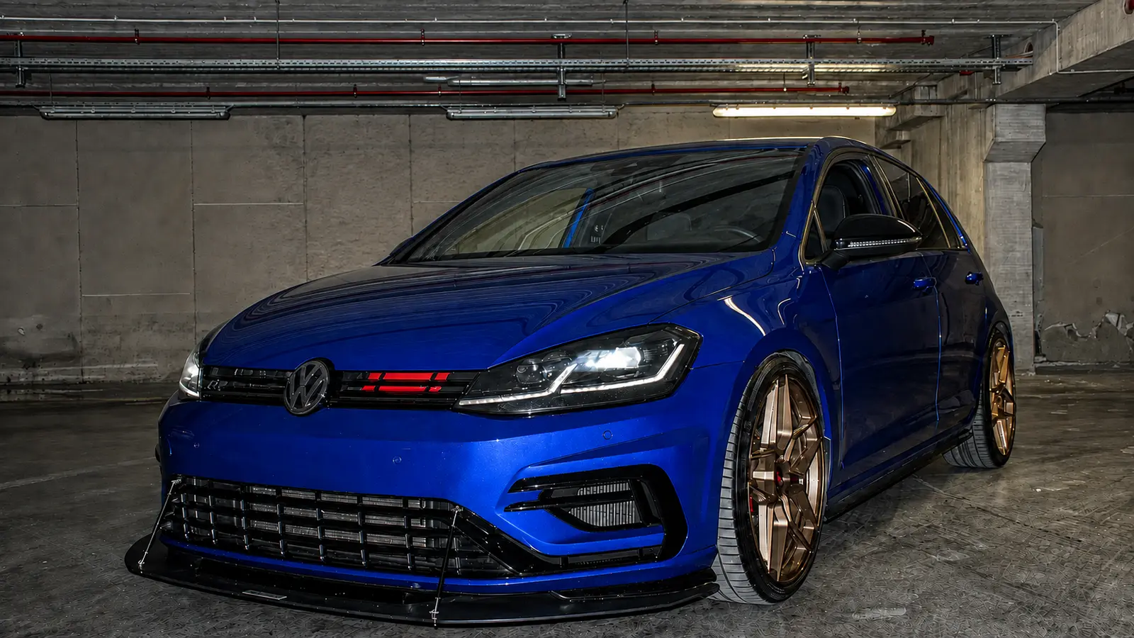 Moder Volkswagen Golf 7 R z odprtim pokrovom motorja, Eventuri sesalnim sistemom in Maxton aerodinamičnim paketom