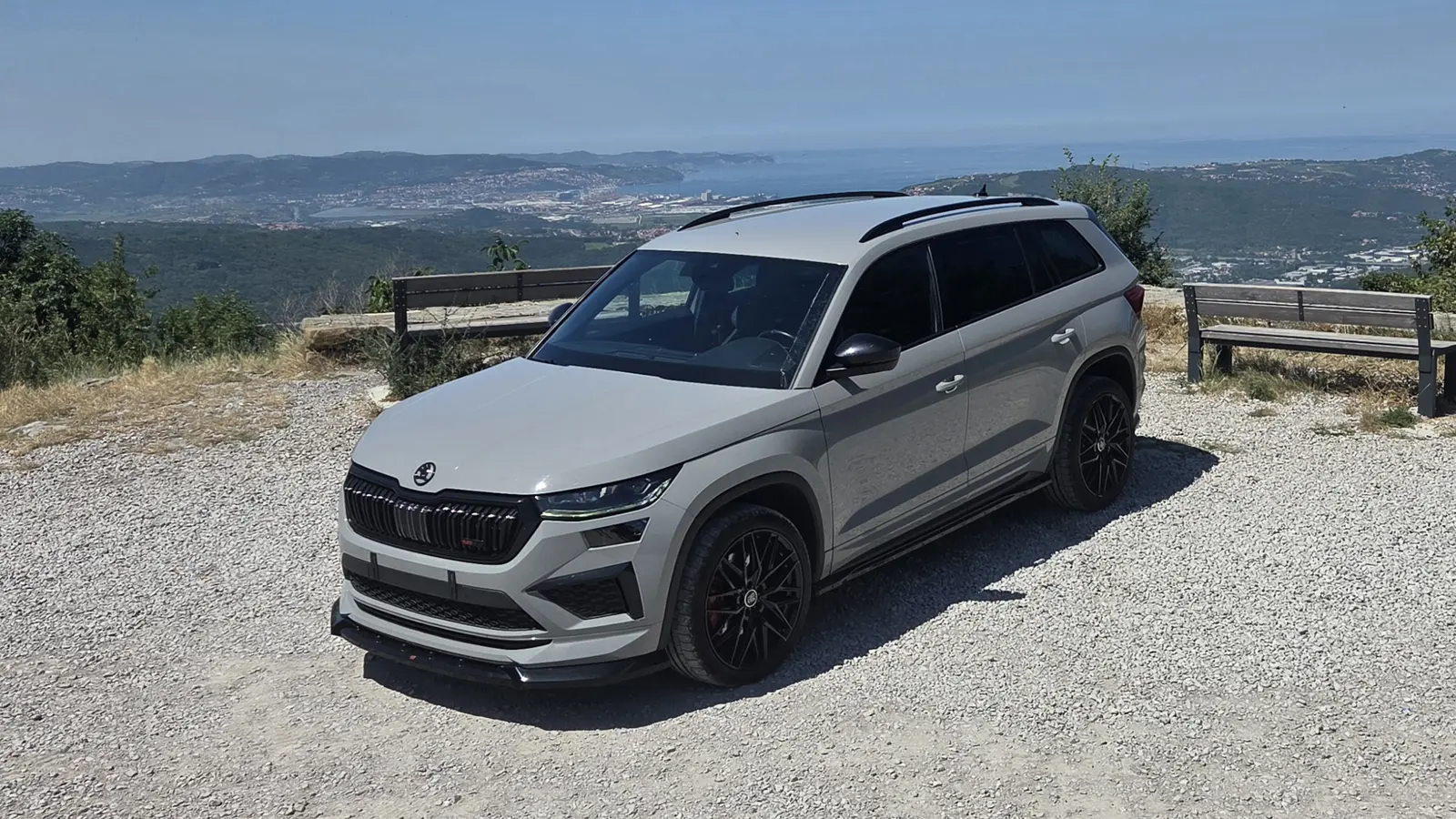 Siv Škoda Kodiaq RS 2.0 TSI z Maxton kompletom in črnimi MSW 50 platišči
