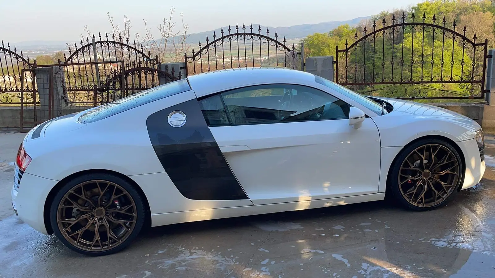 Bel Audi R8 z zlatimi Concaver platišči