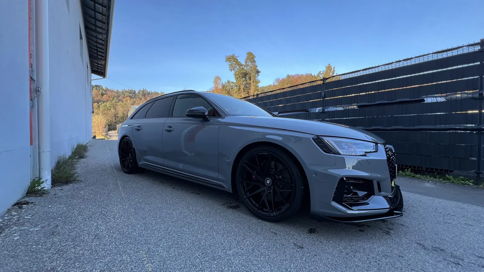 Audi RS4 Avant B9 z BJ Wheels platišči in Fazer sprednjim lipom