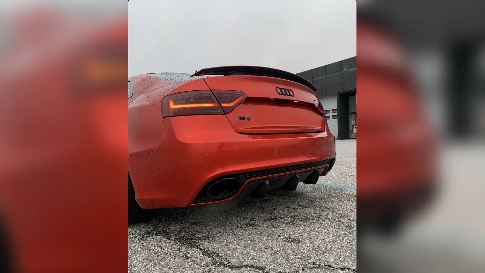 Rdeč Audi RS5 z nadgrajenim zadnjim difuzorjem