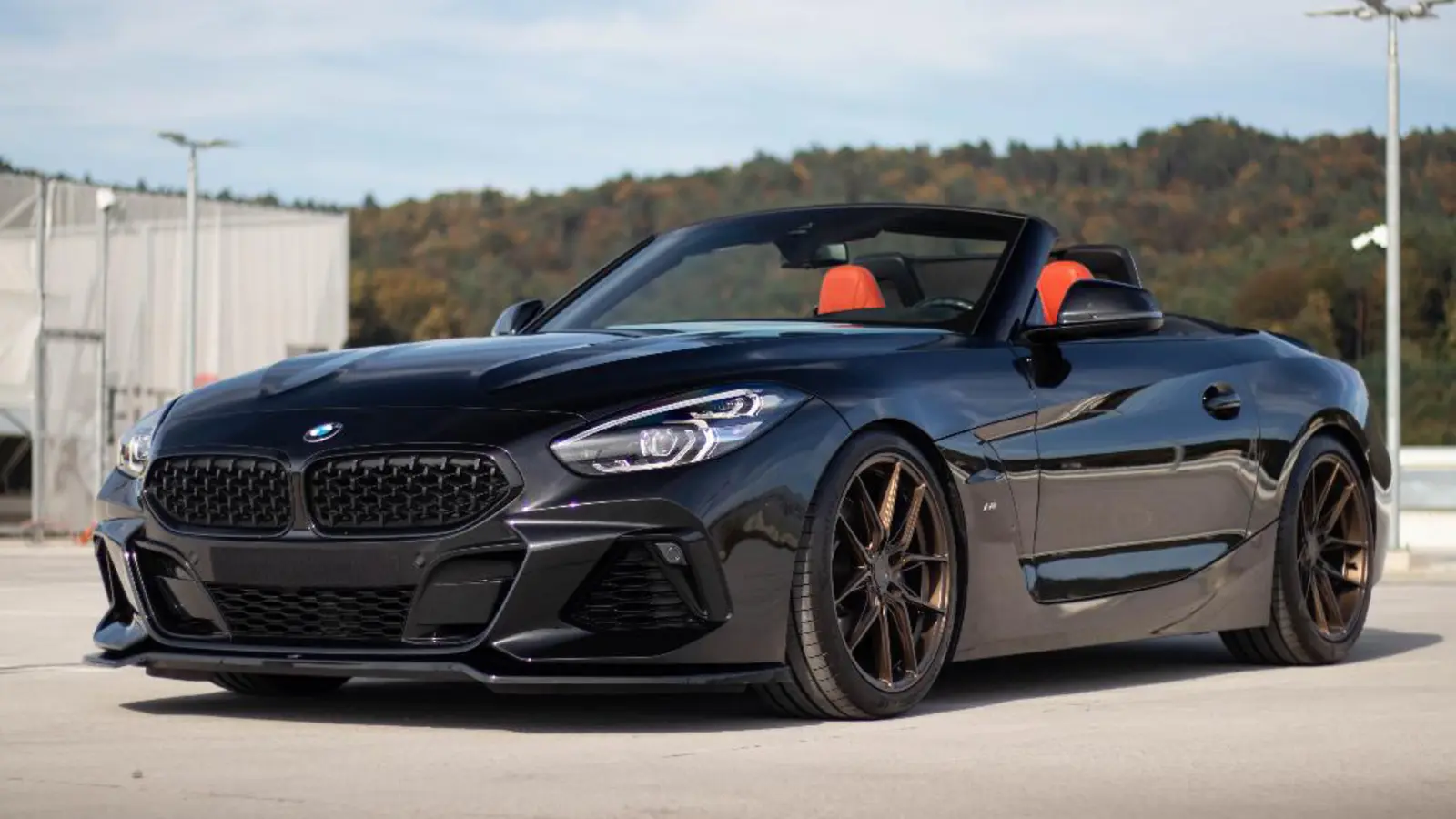 BMW Z4 G29 z Maxton Design aerodinamičnimi dodatki in JR Wheels platišči
