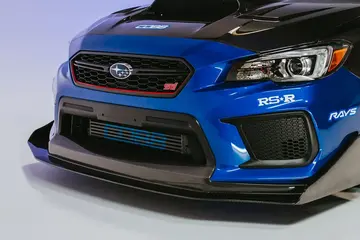 Detajl Seibon Carbon pokrova motorja in sprednjega lipa
