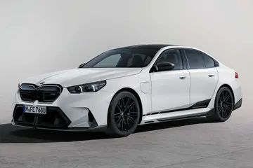 BMW M5 s Towma Carbon sprednjim lipom