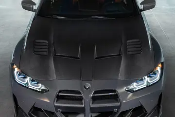 BMW z Vorsteiner karbonskim pokrovom motorja