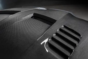 Detajl originalnega Vorsteiner GTS-V karbonskega pokrova motorja