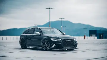 Sprednji pogled na Audi A6 Avant z RS6 look dodatki