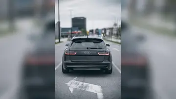 Zadnji pogled na Audi A6 Avant z razširjeno držo