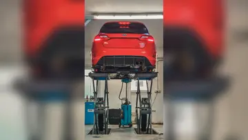Maxton Design zadnji difuzor na dvignjeni Ford Fiesti ST