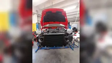 Sprednji pogled na vgrajeni Wagner intercooler Ford Fieste ST