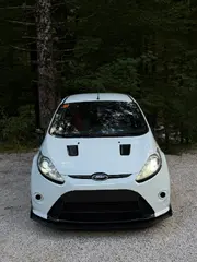 Sprednji pogled na belo Ford Fiesta ST z Maxton Design lipom