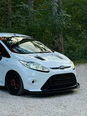 Sprednji bočni pogled na Ford Fiesta ST z Maxton Design sprednjim lipom