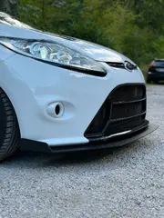 Detajl sprednjega odbijača in Maxton Design lipa na Ford Fiesta ST
