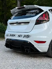 Zadnji bočni pogled na Ford Fiesta ST z Maxton Design difuzorjem in spojlerjem