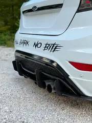 Detajl Maxton Design zadnjega difuzorja in izpušnih zaključkov Ford Fiesta ST
