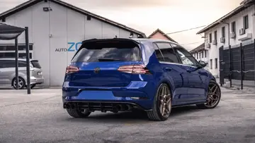 Zadnji bočni pogled na Volkswagen Golf 7 R z Maxton dodatki, JR Wheels platišči in štiricevnim izpuhom