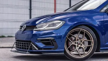 Sprednji Maxton lip, JR Wheels platišče in Racingline zavorni sistem na Volkswagen Golf 7 R