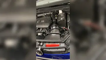 Eventuri karbonski sesalni sistem v motornem prostoru Volkswagen Golf 7 R