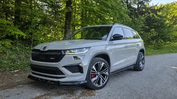 Sprednji bočni pogled na Škoda Kodiaq RS z Maxton sprednjim lipom