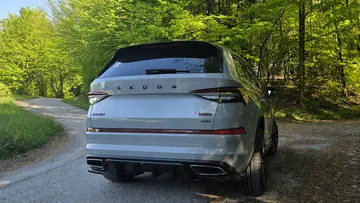 Zadnji pogled na Škoda Kodiaq RS z Maxton zadnjim difuzorjem