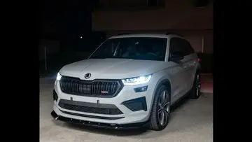 Večerni sprednji pogled na Škoda Kodiaq RS s celovitim Maxton kompletom
