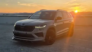 Škoda Kodiaq RS z Maxton kompletom in črnimi MSW 50 platišči ob sončnem zahodu