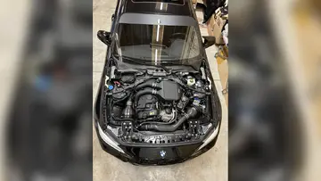 Motorni prostor BMW M2 F87, fotografiran od zgoraj
