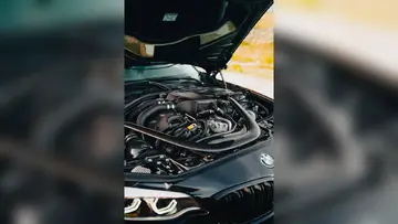 Detajl karbonske ojačitve motornega prostora BMW M2