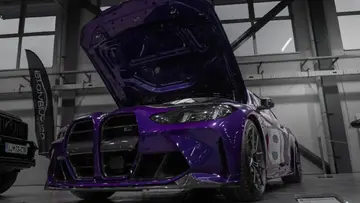 BMW M4 G82 na dvigalu z odprtim motornim pokrovom