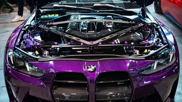 Sprednji pogled na BMW M4 G82 z odprtim motornim pokrovom
