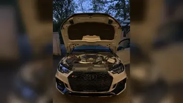 Audi RS4 Avant B9 z odprtim motornim pokrovom in Fazer sprednjim lipom