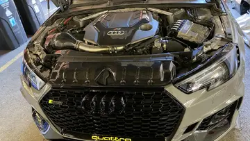 Karbonski dodatki v motornem prostoru Audi RS4 Avant B9