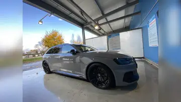 Stranski pogled na Audi RS4 Avant B9 z BJ Wheels platišči