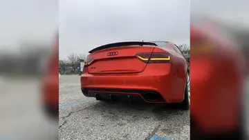 Desni zadnji pogled na nadgrajeni difuzor rdečega Audi RS5