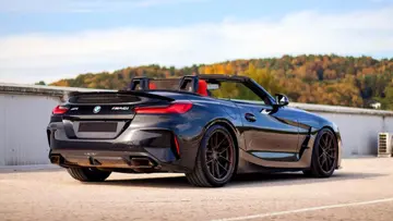 Zadnji pogled na BMW Z4 G29 z Maxton Design dodatki