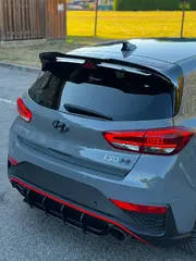 Zadnji bočni pogled na Hyundai i30 N z Maxton Design difuzorjem in spojlerjem