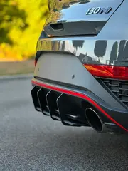 Detajl Maxton Design zadnjega difuzorja z rdečim poudarkom na Hyundai i30 N