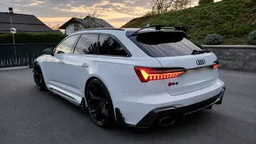 Audi RS6 z zadnjimi Towma Carbon aerodinamičnimi dodatki
